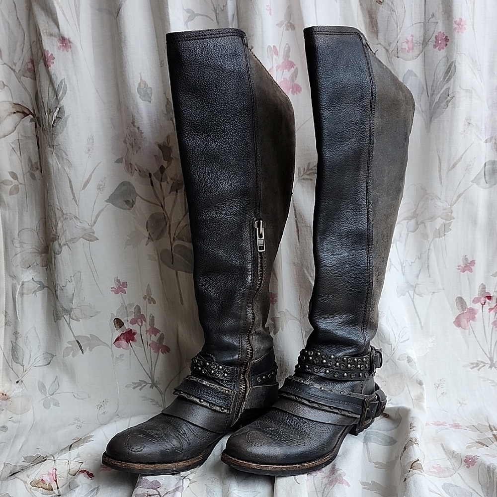 Chic Studded Heeled Boots in Black Leather